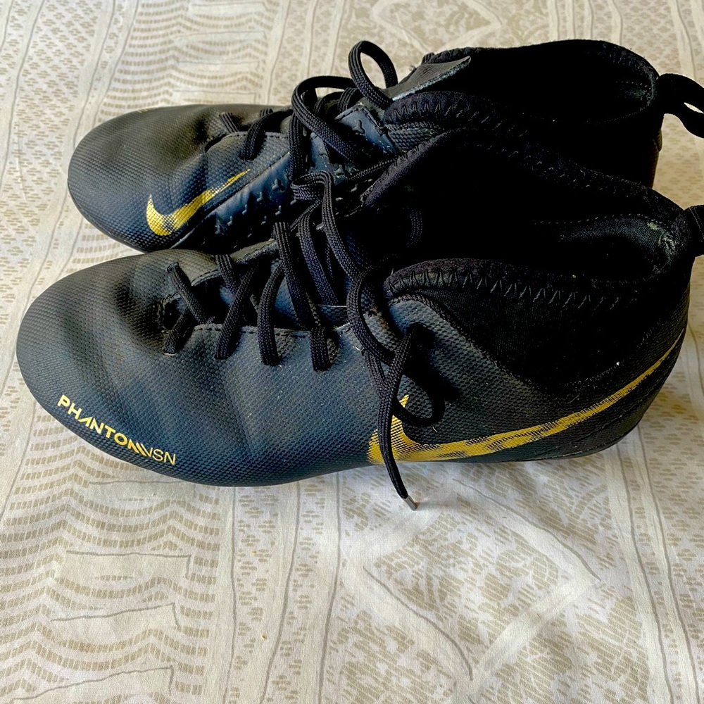 NIKE Phantom VSN FG Kids soccer shoe size 3.5